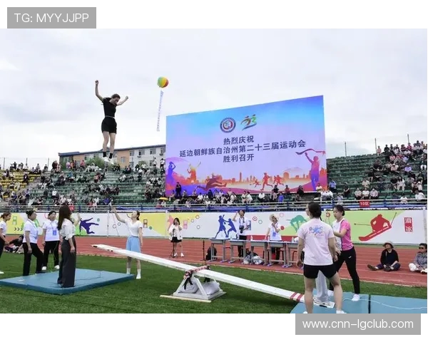 校运会绿茵赛场激情四射全场瞩目震撼凌空射门点燃青春精彩瞬间