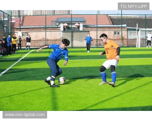 足球进球后球员迅速捡球准备重新开球体现比赛节奏与竞技状态